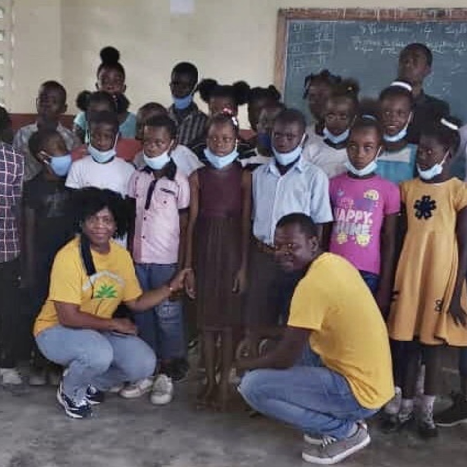 A group of children posing for a picture.